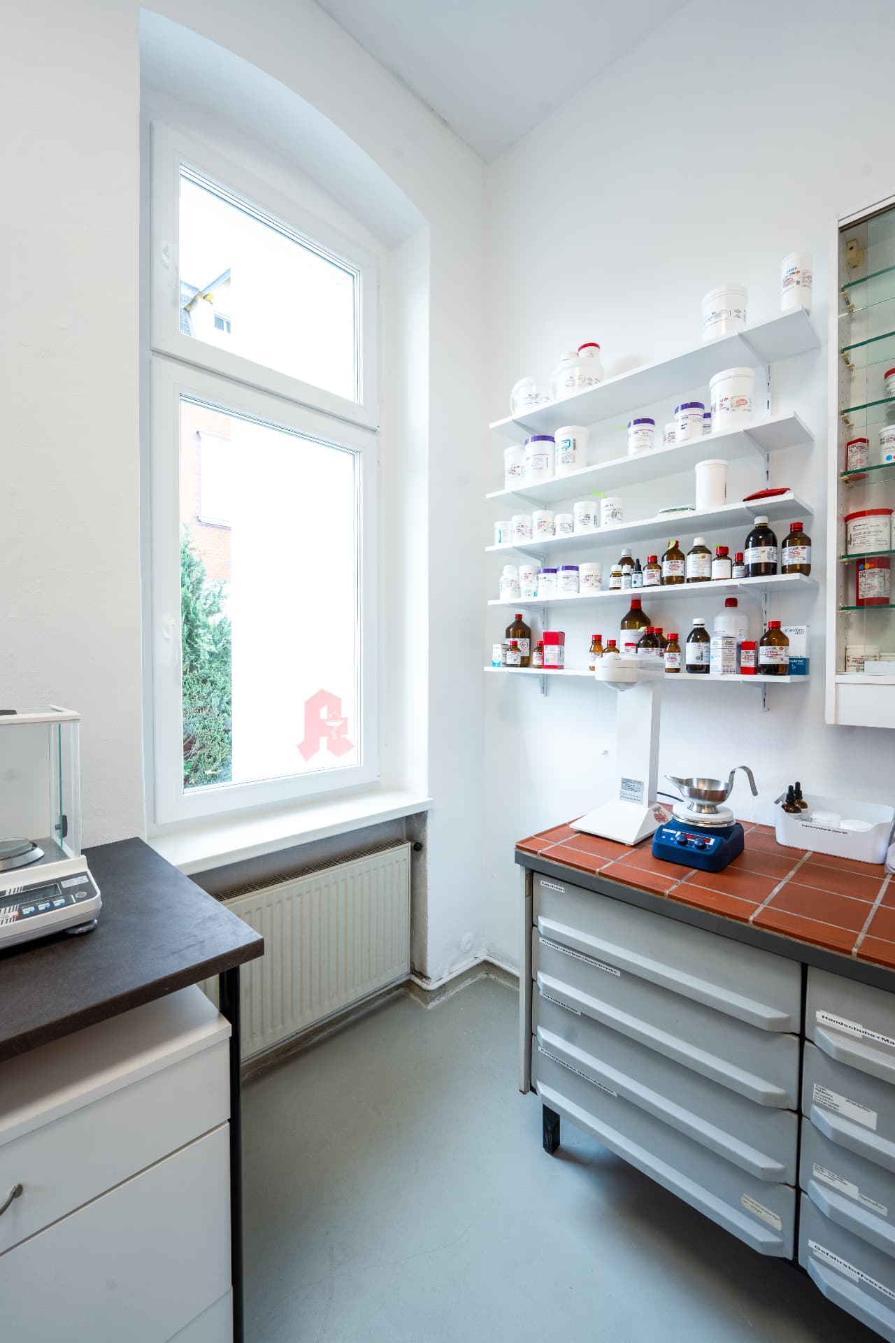 Blick in unsere Rezeptur mit Präzisionswaage und geordneten Rohstoffen